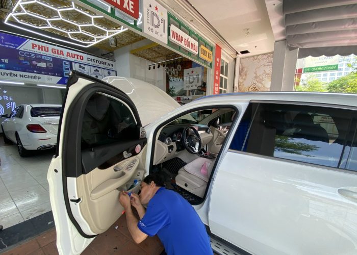 đèn logo rọi cửa xe mercedes