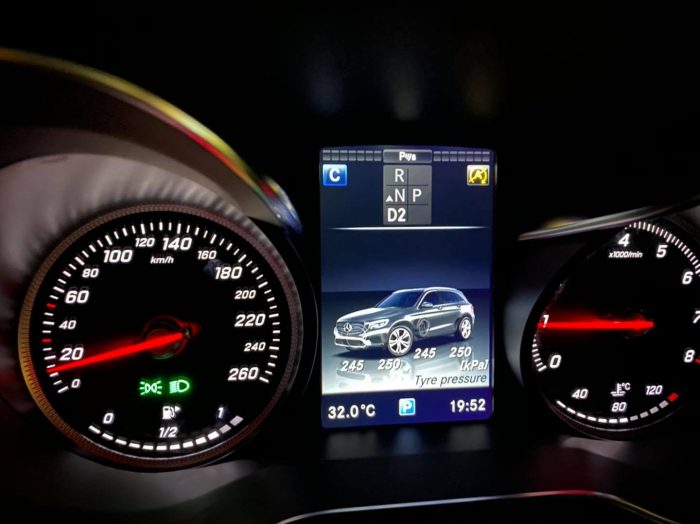 Man-hinh-dong-ho-lcd-dien-tu-Mercedes-C-GLC-d1store.vn-5