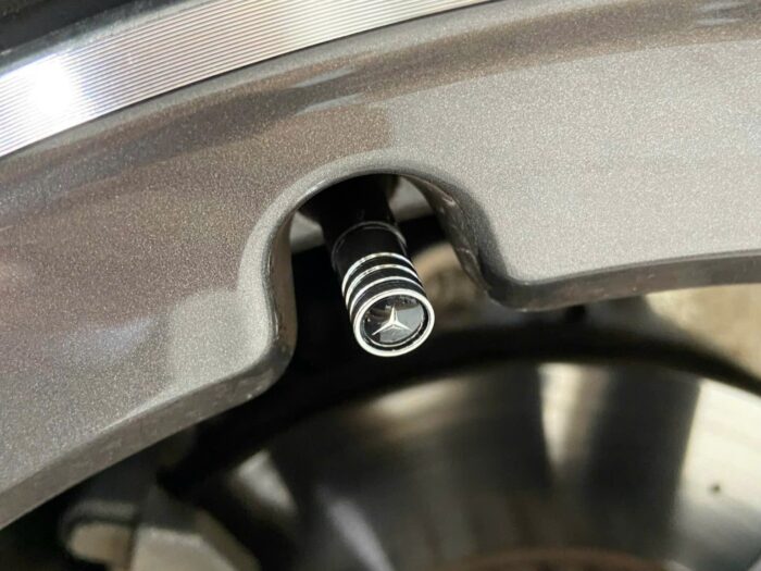 Nắp chụp vòi bánh xe Mercedes