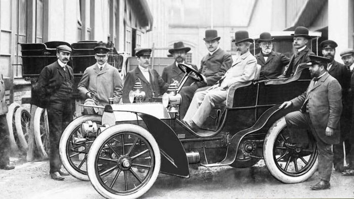 Chiếc xe hơi đầu tiên do Maybach chế tạo