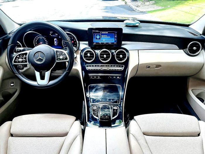 Mercedes-Benz C180 model 2021 cũ
